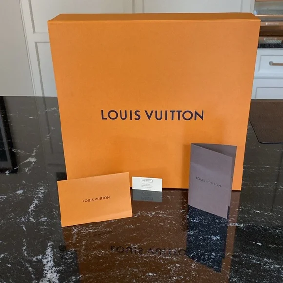 Louis Vuitton Signature Magnetic Box Set with LV Bow and LV Card Inserts - Picture 3 of 12